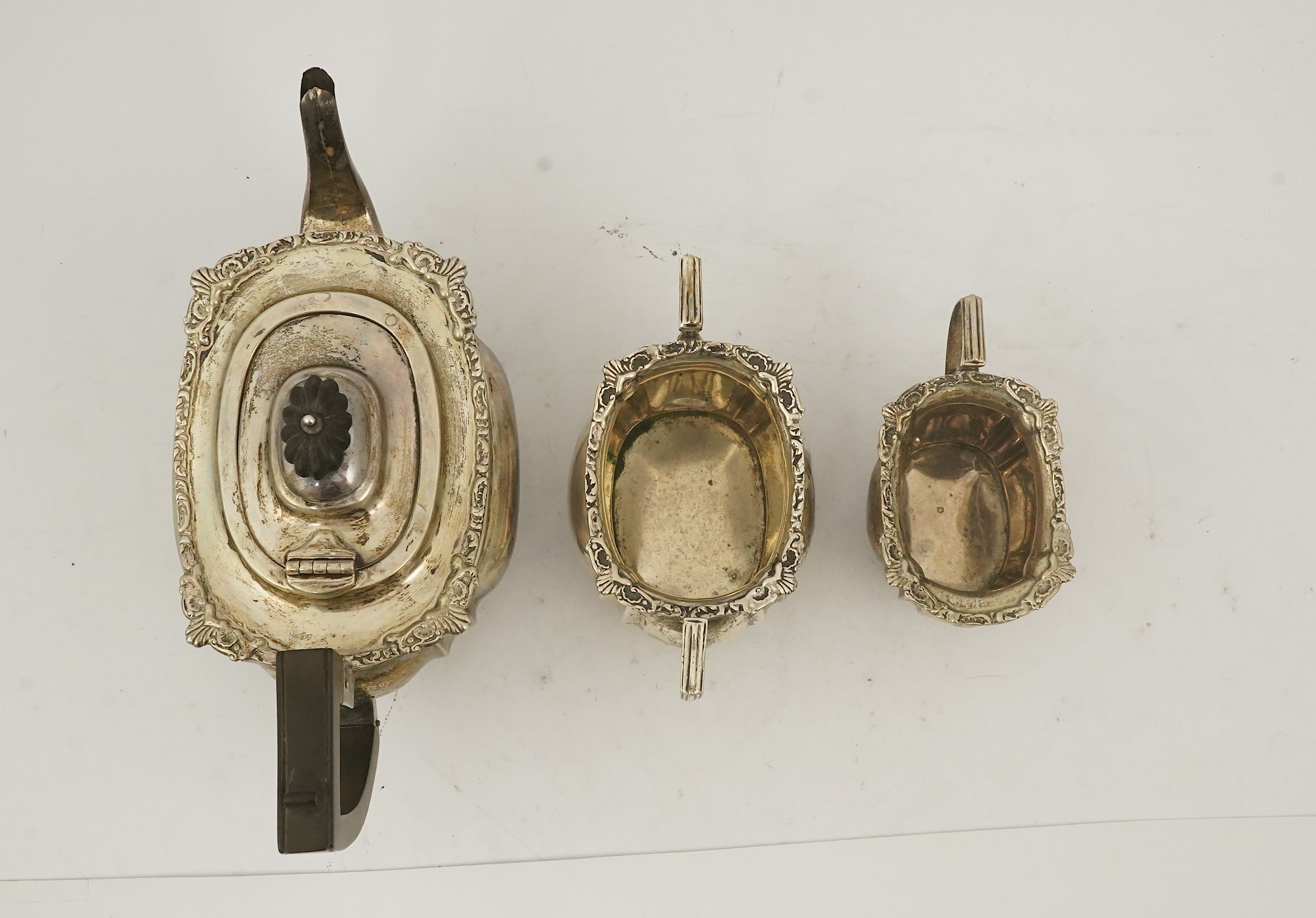 An Edwardian silver three piece tea set, by Thomas Hayes